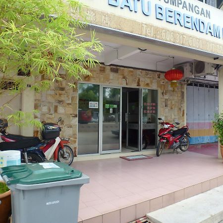 Batu Berendam Inn Kampong Sungai Putat Esterno foto