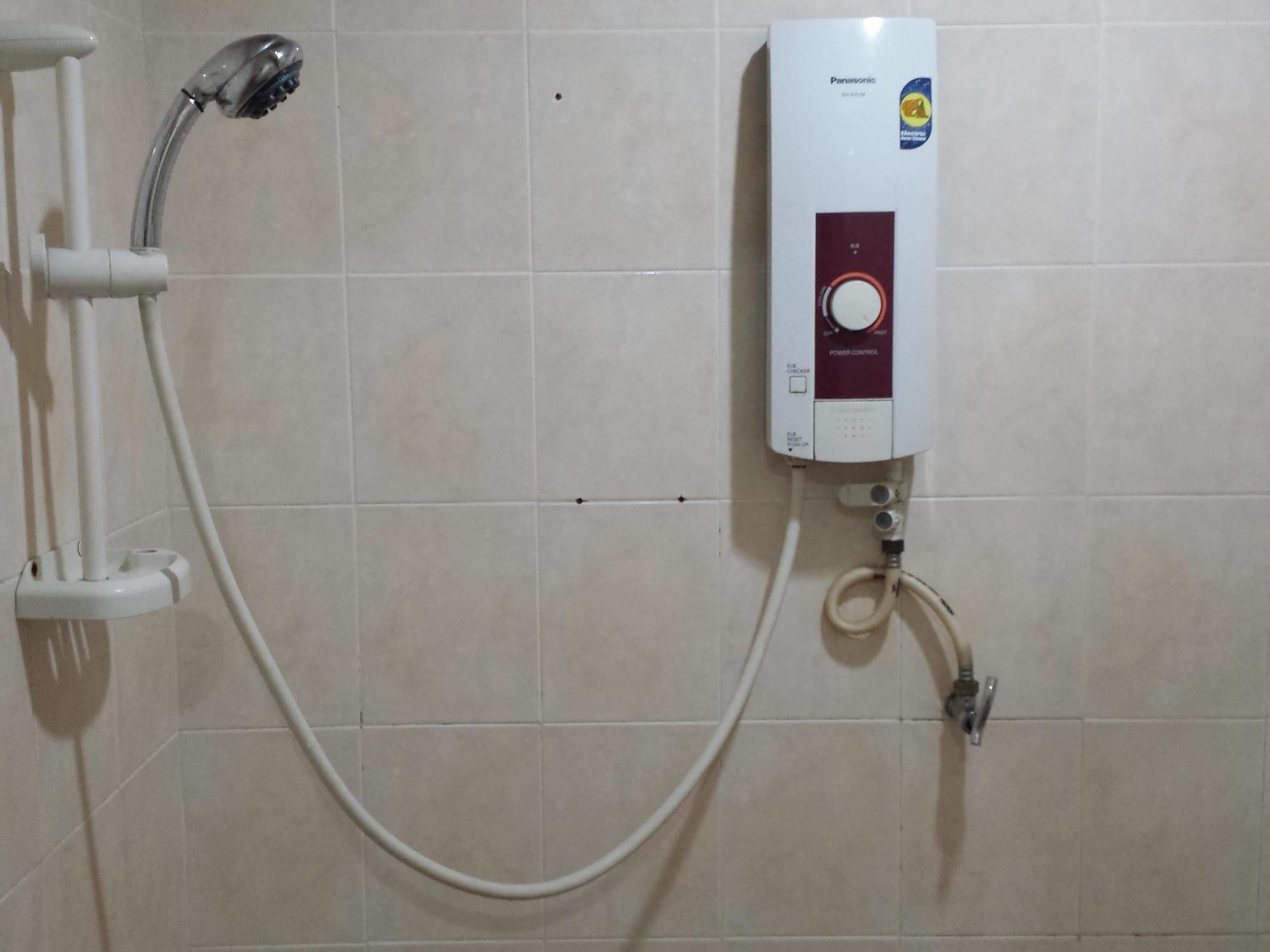 Batu Berendam Inn Kampong Sungai Putat Esterno foto