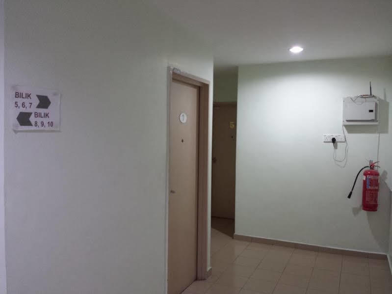 Batu Berendam Inn Kampong Sungai Putat Esterno foto