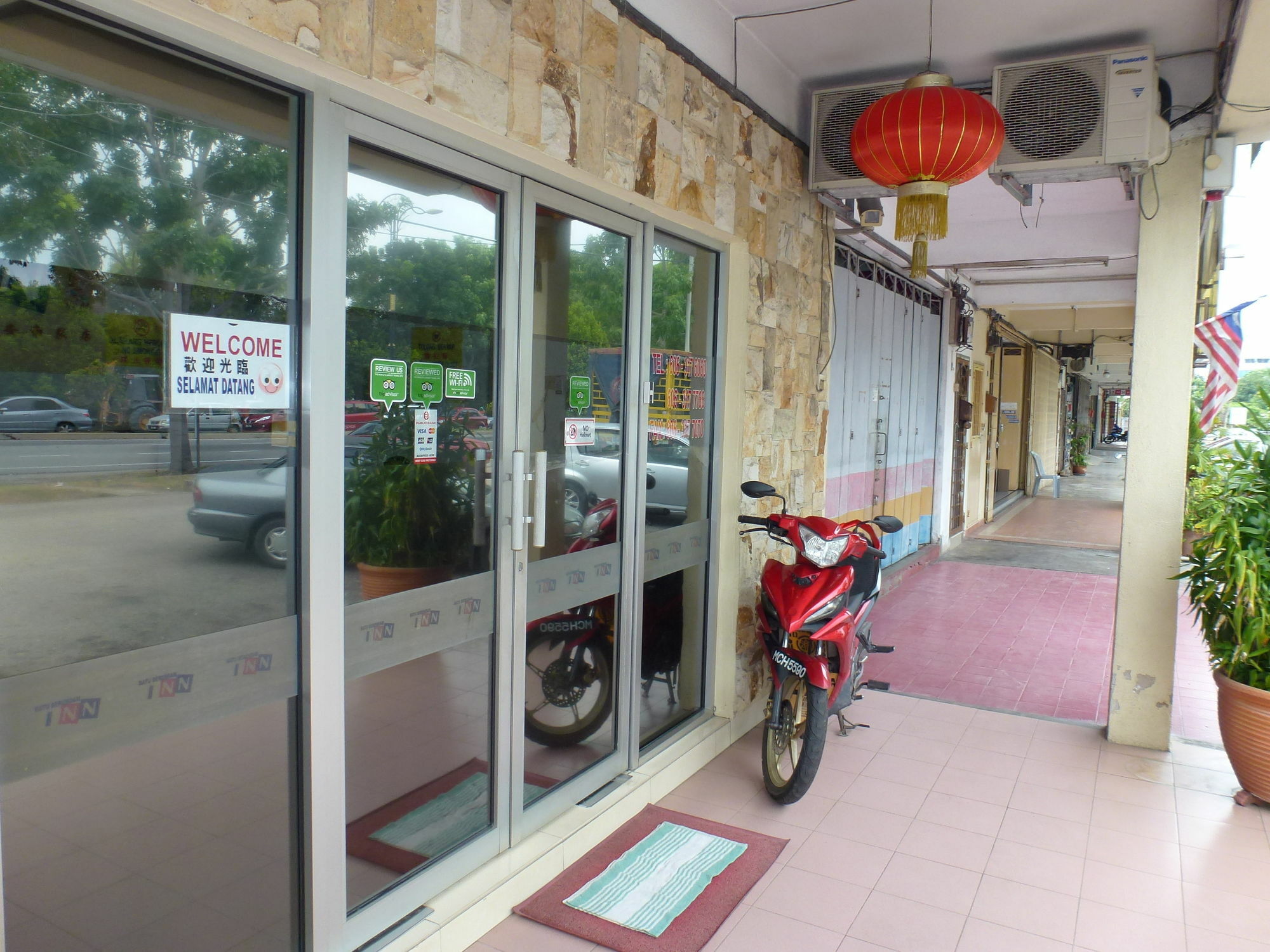 Batu Berendam Inn Kampong Sungai Putat Esterno foto